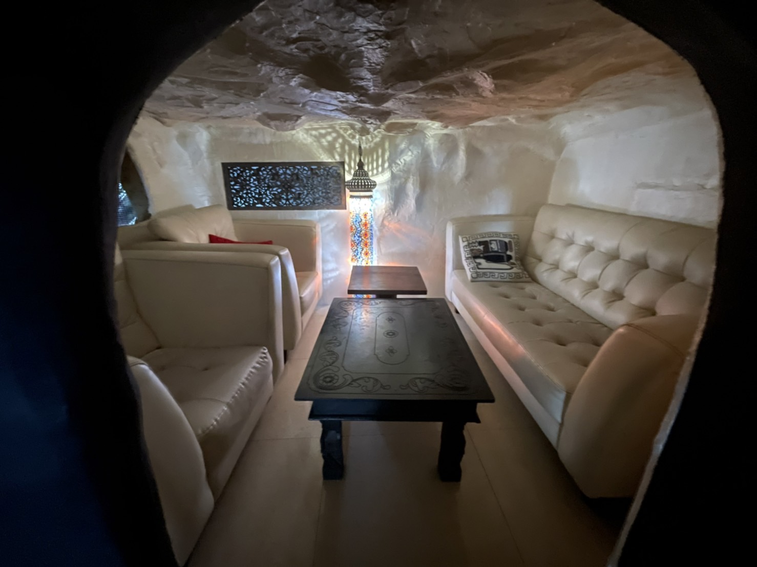 トルコランプで照らされた洞窟部屋